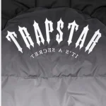 trapstar-decoded-arch-puffer-jacket-gradient-black-2